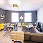 Luxury Spacious 2-Bed & High Ceiling